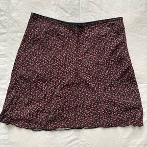 A Brandy Melville Women's Jackie Black Red
Dainty Floral Print Y2K Slip Skirt S